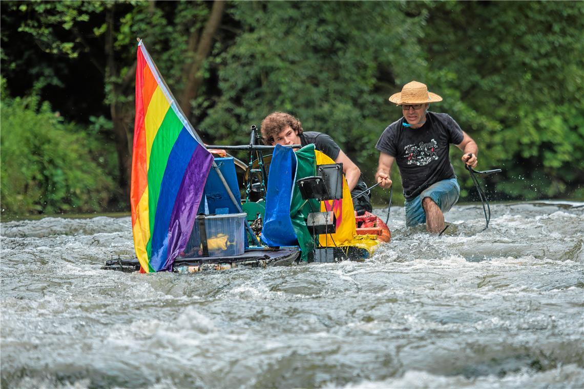 Das schnellste Boot des Tages: Das Schaufelrad-Boot Rainbow benötigt für die Str...