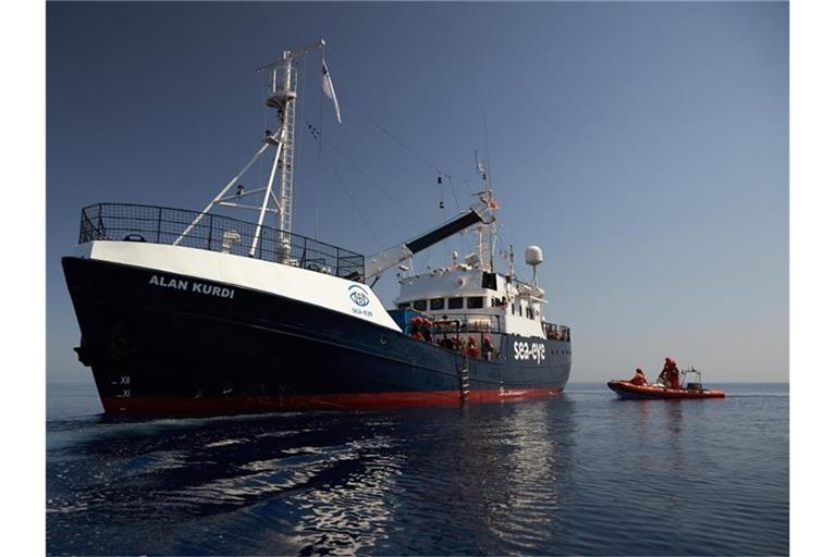 Das Seenotrettungsschiff „Alan Kurdi“ im Mittelmeer. Das Schiff der Seenotretter-Organisation Sea-Eye darf vorerst nicht mehr aus dem Hafen in Olbia auf Sardinien auslaufen. Foto: Fabian Heinz/Sea-Eye/dpa