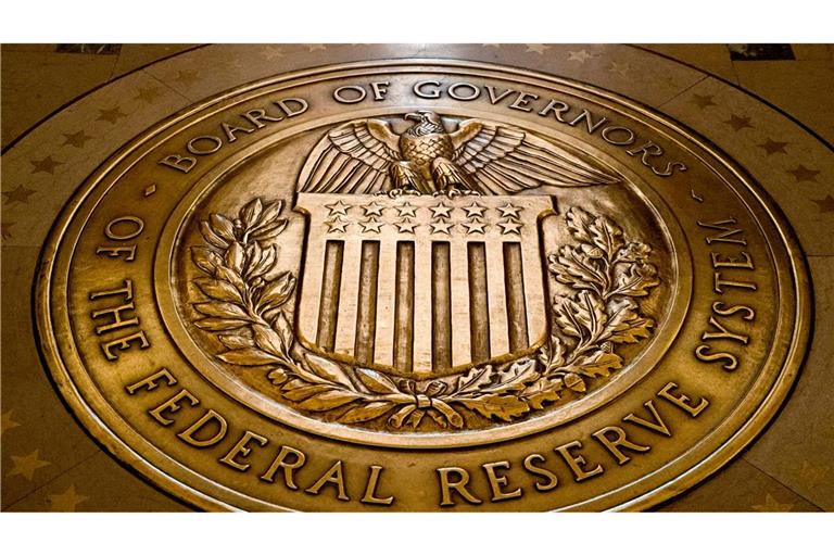 Das Siegel des Gouverneursrats des Federal Reserve Systems der USA. Die US-Notenbank Fed belässt den Leitzins erneut unverändert auf hohem Niveau.