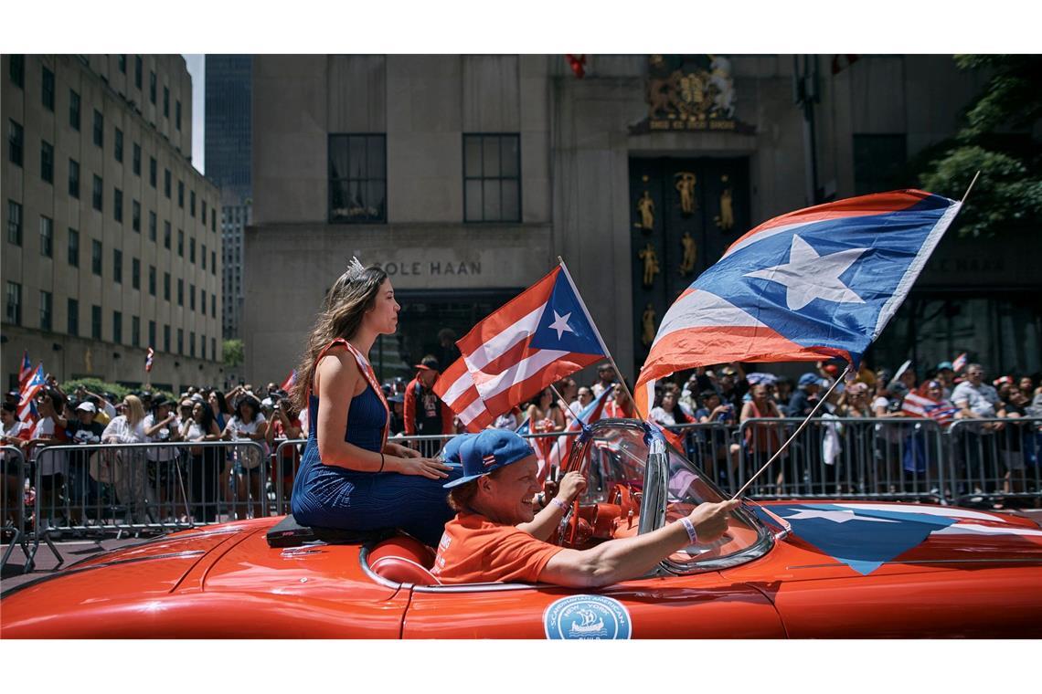 Das sieht nach Spaß aus: eine Parade zum Tag von Puerto Rico. Feiernde ziehen die Fifth Avenue entlang und lassen sich bewundern.