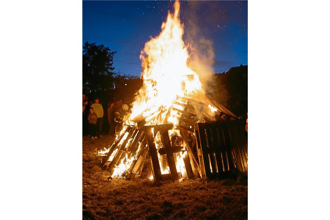 Das Sonnwendfeuer war nicht nur schön zum Anschauen, sondern hat auch gut gewärm...