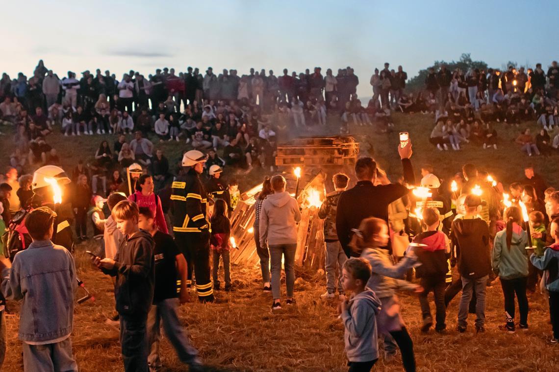 Das Sonnwendfeuer war schön zum Angucken und Wärmen. Foto: Janina Greco