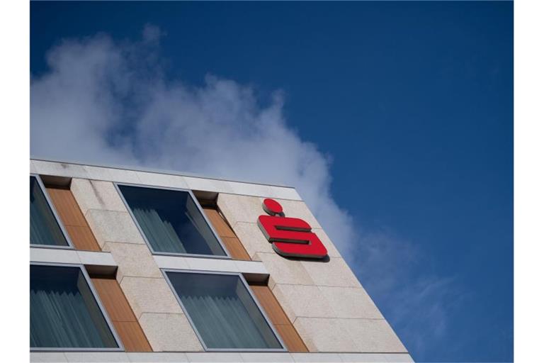 Das Sparkassen-Logo ist an der Fassade der Sparkassen-Akademie in Stuttgart zu sehen. Foto: Marijan Murat/dpa/Archivbild