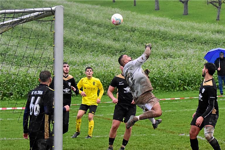 Das Spitzenspiel zwischen der SKG Erbstetten (gelb) und dem FC Viktoria Backnang (schwarz) endete Mitte November 4:4. Foto: Tobias Sellmaier