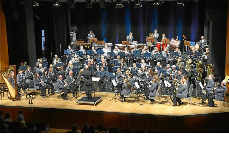 Das Städtische Blasorchester Backnang spielte sein traditionelles Jahreskonzert im fast voll besetzten Bürgerhaus. Durch das Motto des Abends „American Wind Sound“ wurde von klassischen Stücken amerikanischer Komponisten bis zu Filmmusik eine große Vielfalt geboten. Foto: Tobias Sellmaier