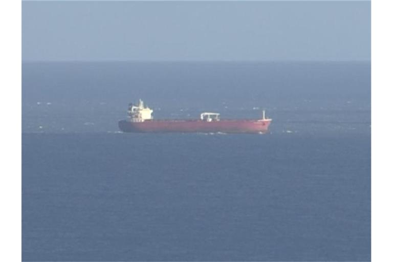 Das Standbild aus einem SKY-Video zeigt den Öltanker vor der Isle of White. Foto: -/Sky News/AP/dpa