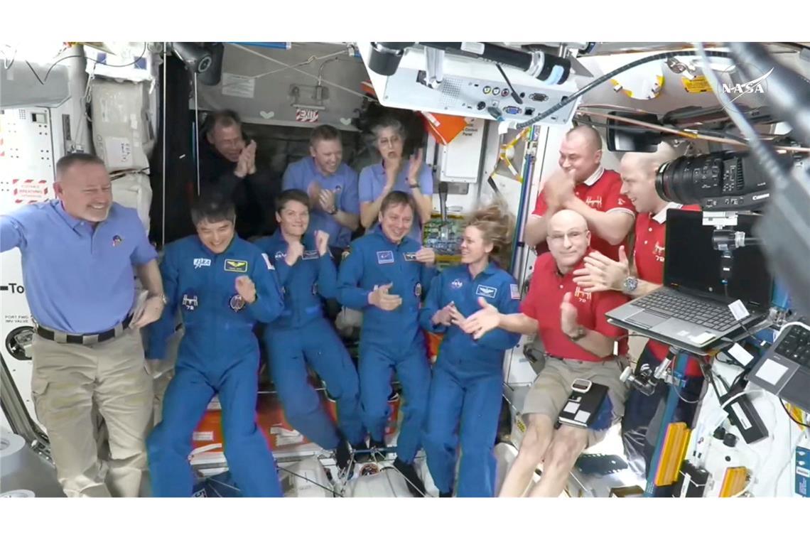 Das Standbild aus einem Video der Nasa zeigt, wie sich die Astronauten begrüßen.