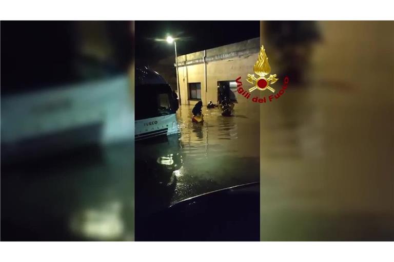 Das Standbild aus einem von der italiensichen Feuerwehr zur Verfügung gestellten Video zeigt überflutete Straßen im Ort Portoferraio auf der Insel Elba.