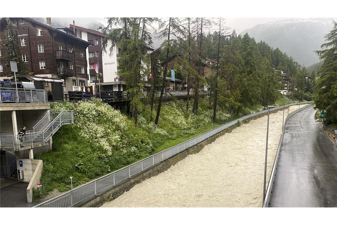 Das starke Unwetter Ende Juni in Zermatt zerstörte die Bahnlinie. (Archivbild)