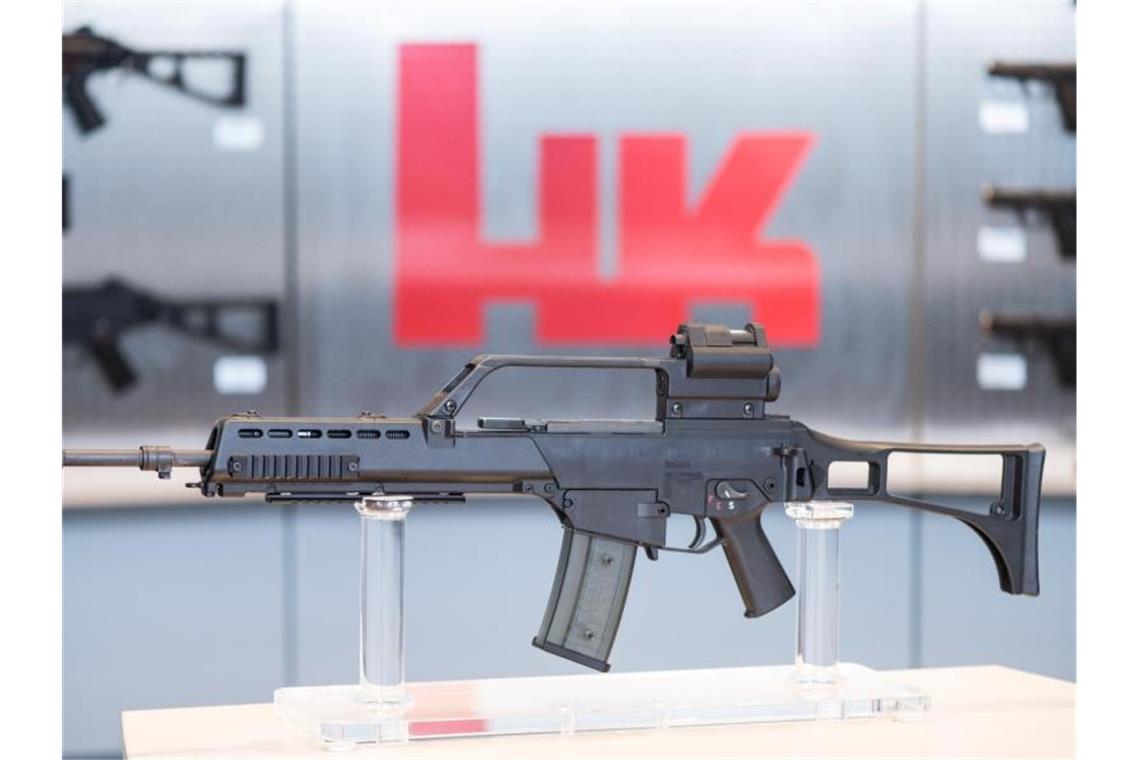 Waffenhersteller Heckler & Koch verbucht kleinen Gewinn Das Sturmgewehr G36 steht beim Waffenhersteller Heckler & Koch in einem Ausstellungsraum. Foto: Patrick Seeger/dpa