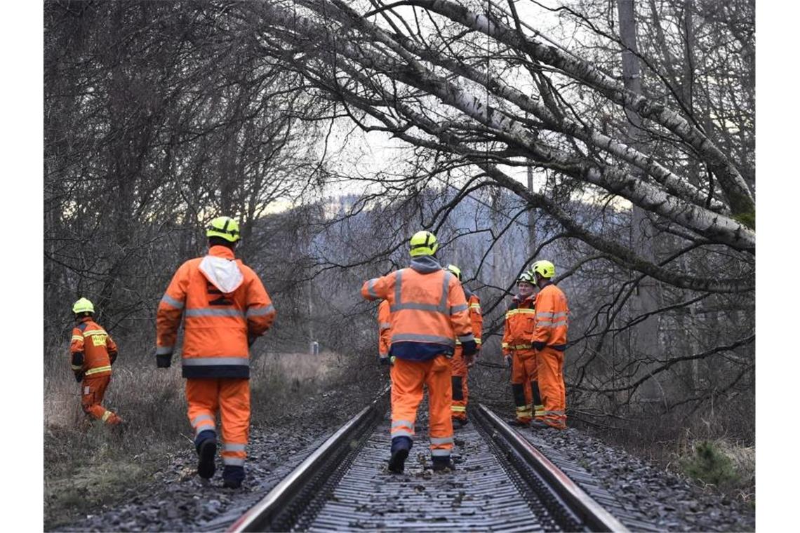 Vier Tote nach Sturm in Polen Das Sturmtief „Zeynep“ hat auch in Tschechien erhebliche Schäden angerichtet. Foto: Pavlíèek Lubo/CTK/dpa