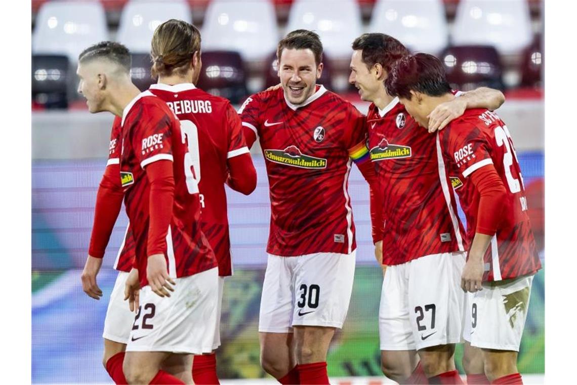 Das Team des SC Freiburg feiert einen Treffer. Foto: Tom Weller/dpa/Archivbild