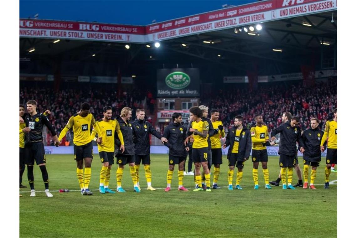 Nach guter Leistung: BVB will nicht über Meisterrennen reden Das Team von Borussia Dortmund bedankt sich nach dem Sieg bei den Zuschauern. Foto: Andreas Gora/dpa