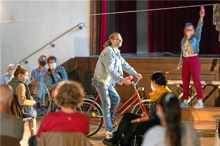 Das Theater „Die Bühne“ aus Dresden reiht in seinem Stück Klischees über den Osten aneinander, um sie am Ende als Vorurteile zu entlarven und zu bannen. Foto: A. Becher