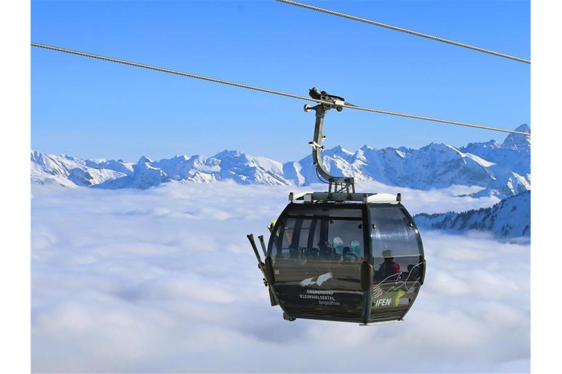 Skisaison in Österreich: FFP2-Maskenpflicht in den Gondeln Das Tragen von FFP2-Masken ist für alle Skifahrer über 14 Jahre Pflicht, wenn sie sich in Gondeln aufhalten oder anstehen. Foto: Karl-Josef Hildenbrand/dpa