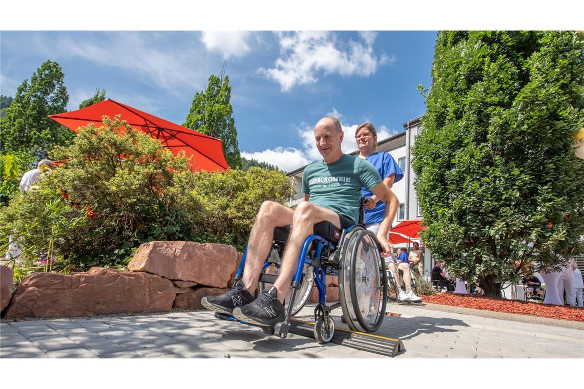 Das Training im Rollstuhlparcours ist fester Bestandteil im Tagesablauf der Patienten. Dabei werden sie am Anfang stets von Pflegern unterstützt.