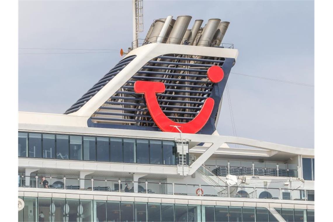 Das Tui-Logo auf dem Kreuzfahrtschiff „Mein Schiff 2“. Foto: Lorenzo Carnero/ZUMA Wire/dpa