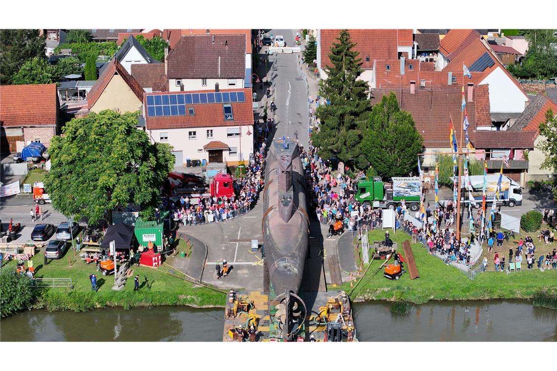 Das U-Boot hat seinen letzten Wasserweg bestritten, Ab jetzt geht es über das Land. (Hassmersheim 13. Juli)