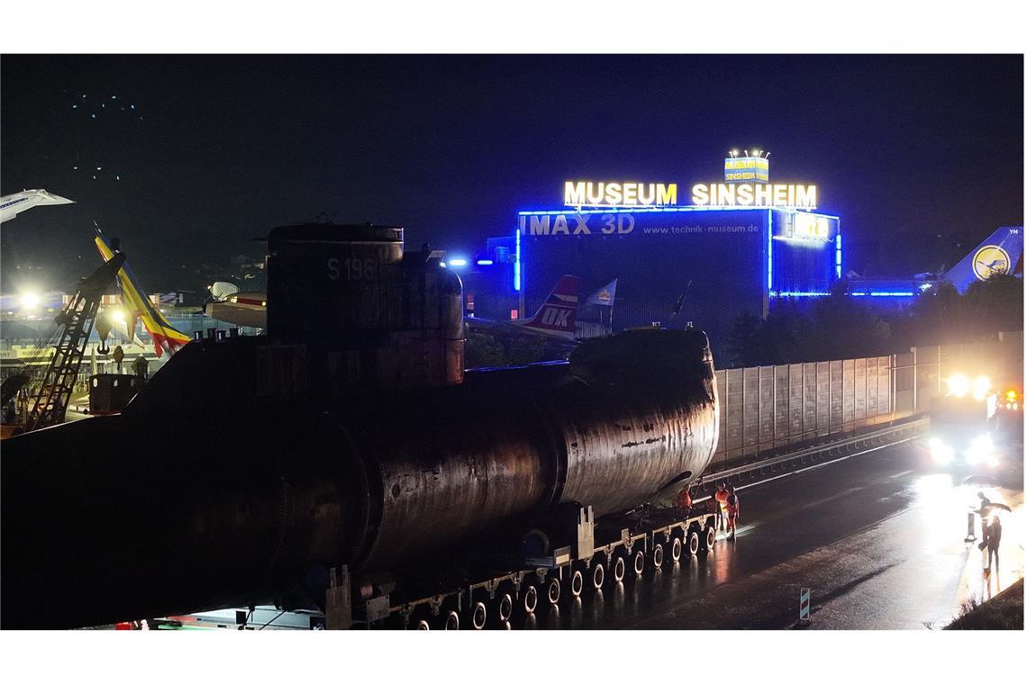 Das U-Boot querte in der Nacht vor seiner Ankunft die vollgesperrte A6 bei Sinsheim.