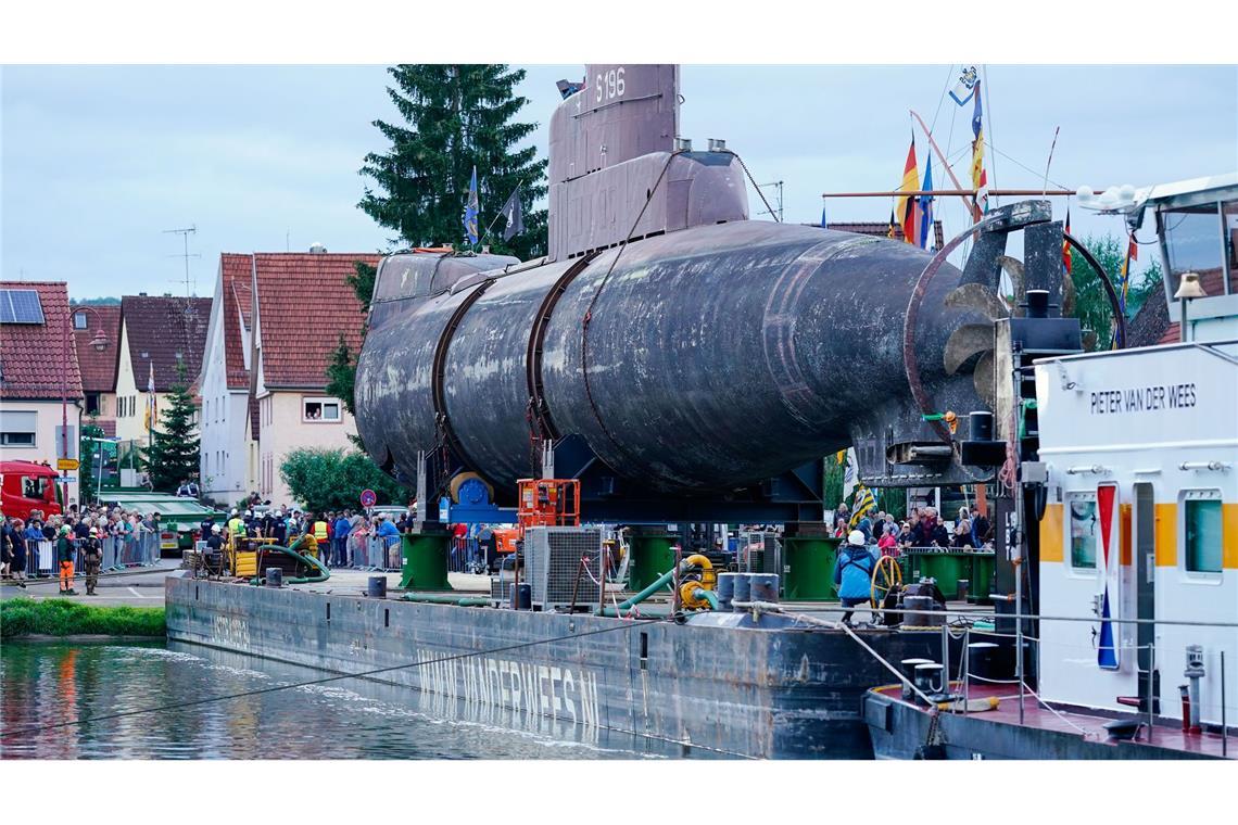 Das U-Boot U17 wird in den frühen Morgenstunden vom schwimmenden Ponton im Neckar an Land gebracht, um dann weiter ins Museum nach Sinsheim gebracht zhu werden.