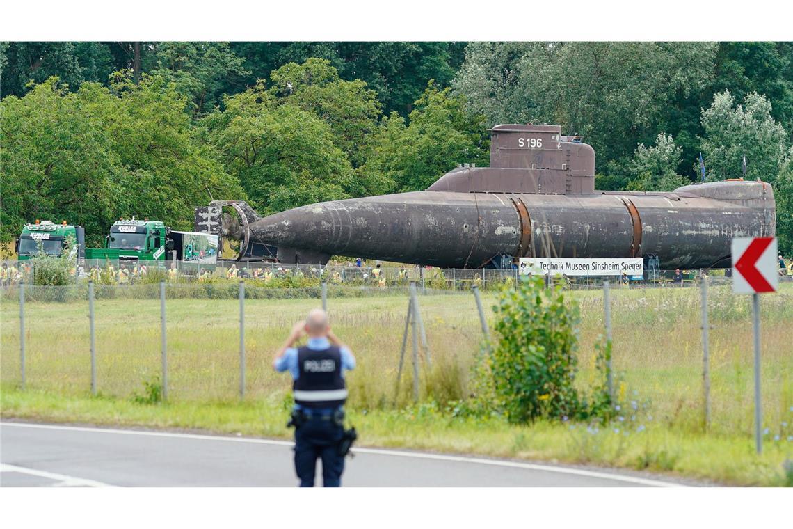 Das U-Boot U17 wurde beim Transportstart vom Technikmuseum Speyer auf der Straße transportiert.