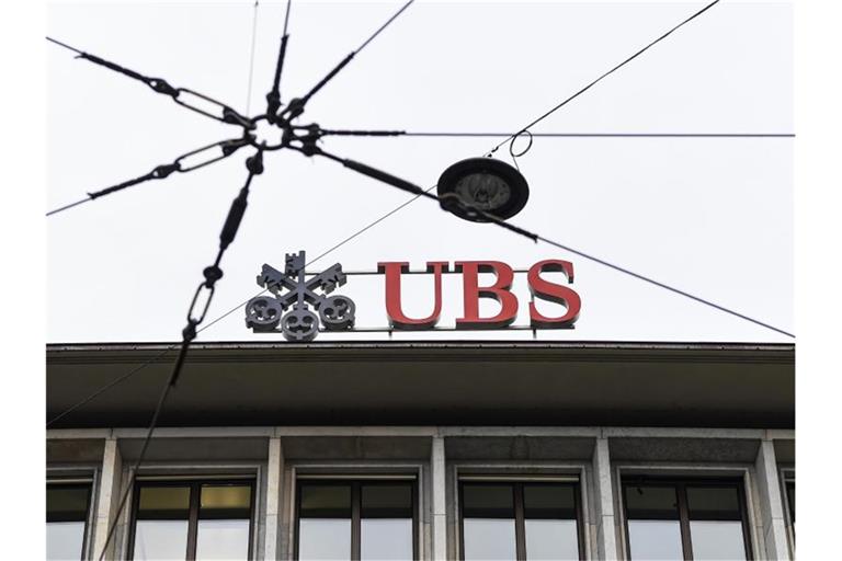 Das UBS-Logo am Hauptsitz der Schweizer Bank. Foto: Melanie Duchene/KEYSTONE/Archivbild
