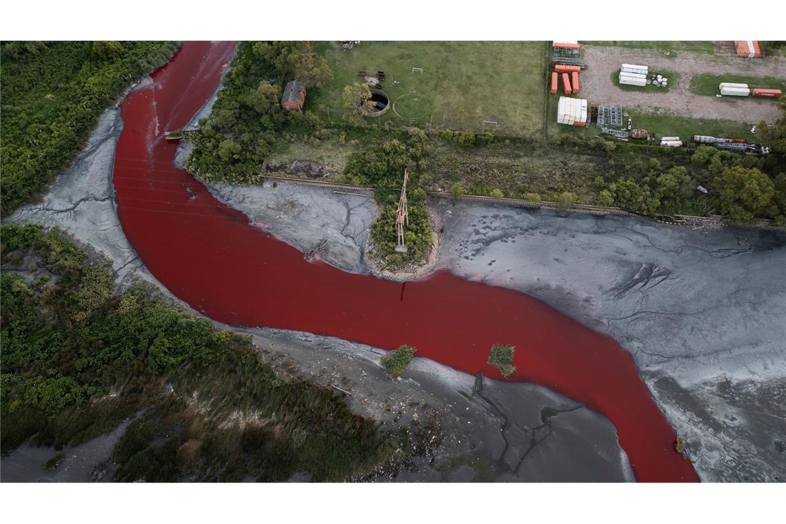 Das Umweltministerium der Provinz Buenos Aires entnahm Wasserproben zur chemischen Analyse.