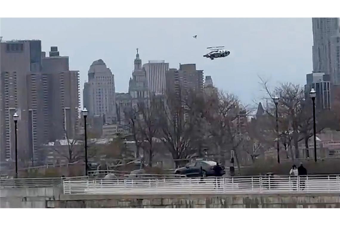 Nach Absturz: New Yorker Hubschrauber-Firma stoppt Flüge Das Unternehmen, dessen Sightseeing-Hubschrauber in den Hudson River gestürzt war, stellt den Betrieb ein.