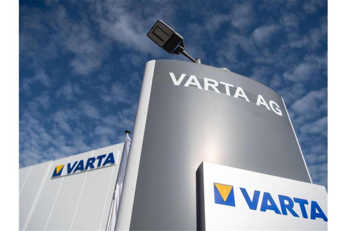 Das Varta-Logo ist an einem Werk der Varta AG zu sehen. Foto: Marijan Murat/dpa/Archivbild