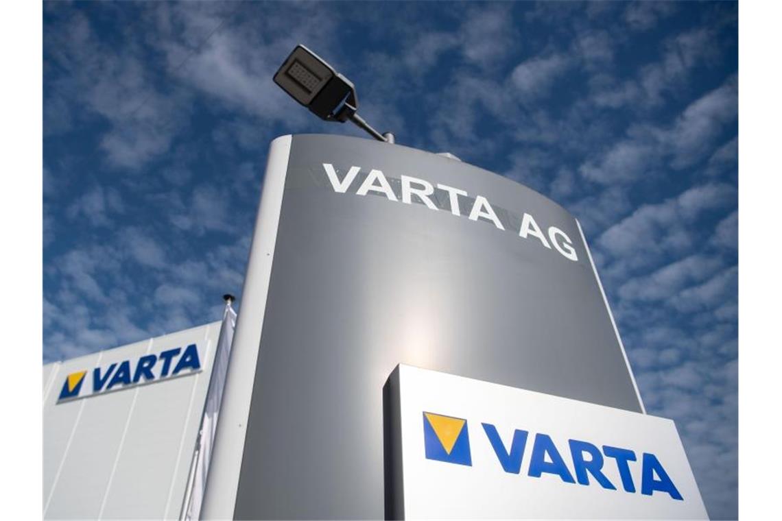 Das Varta-Logo ist an einem Werk der Varta AG zu sehen. Foto: Marijan Murat/dpa