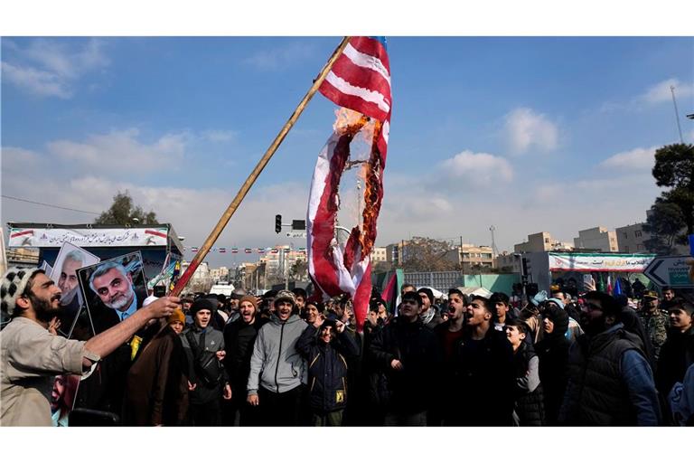 Das Verbrennen von Flaggen des Erzfeindes USA gehört bei staatlich erwünschten Protesten im Iran zum guten Ton.