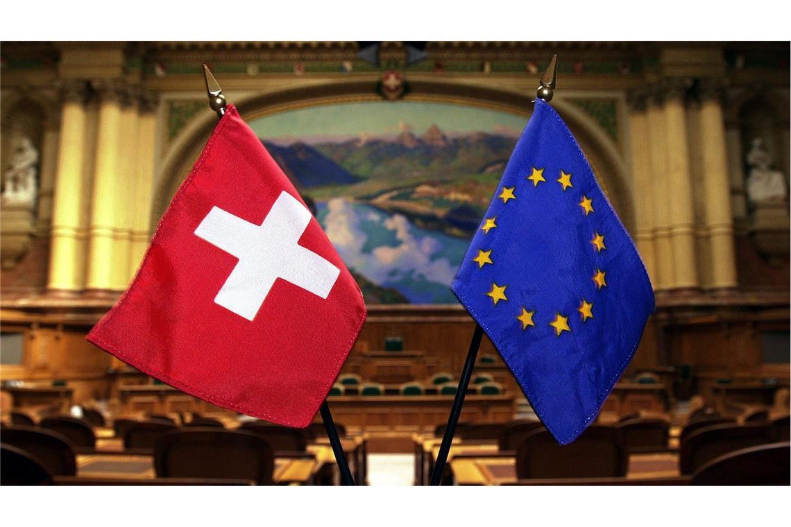 Das Verhältnis zwischen der Schweiz und der EU ist kompliziert. Nun soll es über ein gemeinsames Abkommen geregelt werden, doch die Kritik daran ist laut.