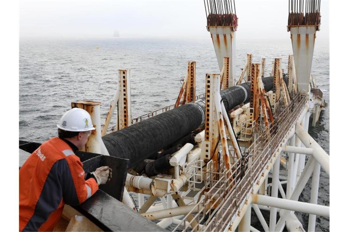 Russland: Gazprom kann Nord Stream 2 notfalls alleine bauen Das Verlegeschiff „Audacia“ des Offshore-Dienstleisters Allseas verlegt in der Ostsee Rohre. Foto: Bernd Wüstneck