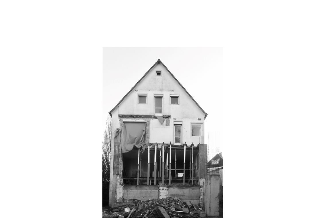 Das verwohnte Wohnhaus in Stuttgart-Degerloch, während es behutsam saniert wurde vom Stuttgarter Architekten Thilo Holzer. Dafür gab’s die Auszeichnung „Beispielhaftes Bauen 2019-2023 in Stuttgart“ der Architektenkammer Baden-Württemberg.