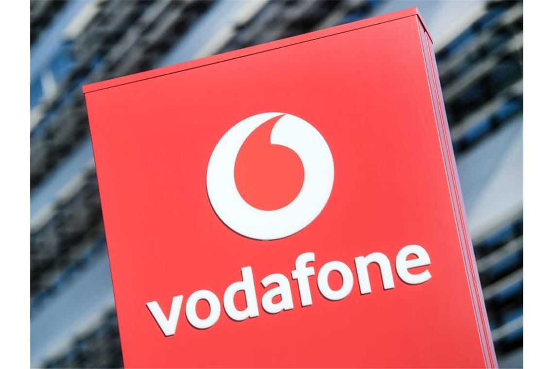 Das Vodafone-Logo steht vor der Vodafone-Deutschland-Zentrale. Foto: Federico Gambarini/dpa/Archivbild