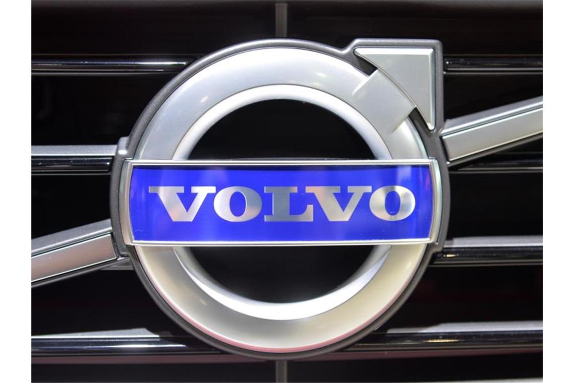 Das Volvo-Logo, aufgenommen auf der internationalen Auto Show. Foto: picture alliance / Uli Deck/dpa/Archivbild