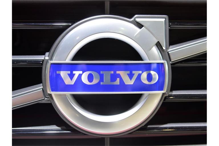 Das Volvo-Logo, aufgenommen auf der internationalen Auto Show. Foto: picture alliance / Uli Deck/dpa/Archivbild
