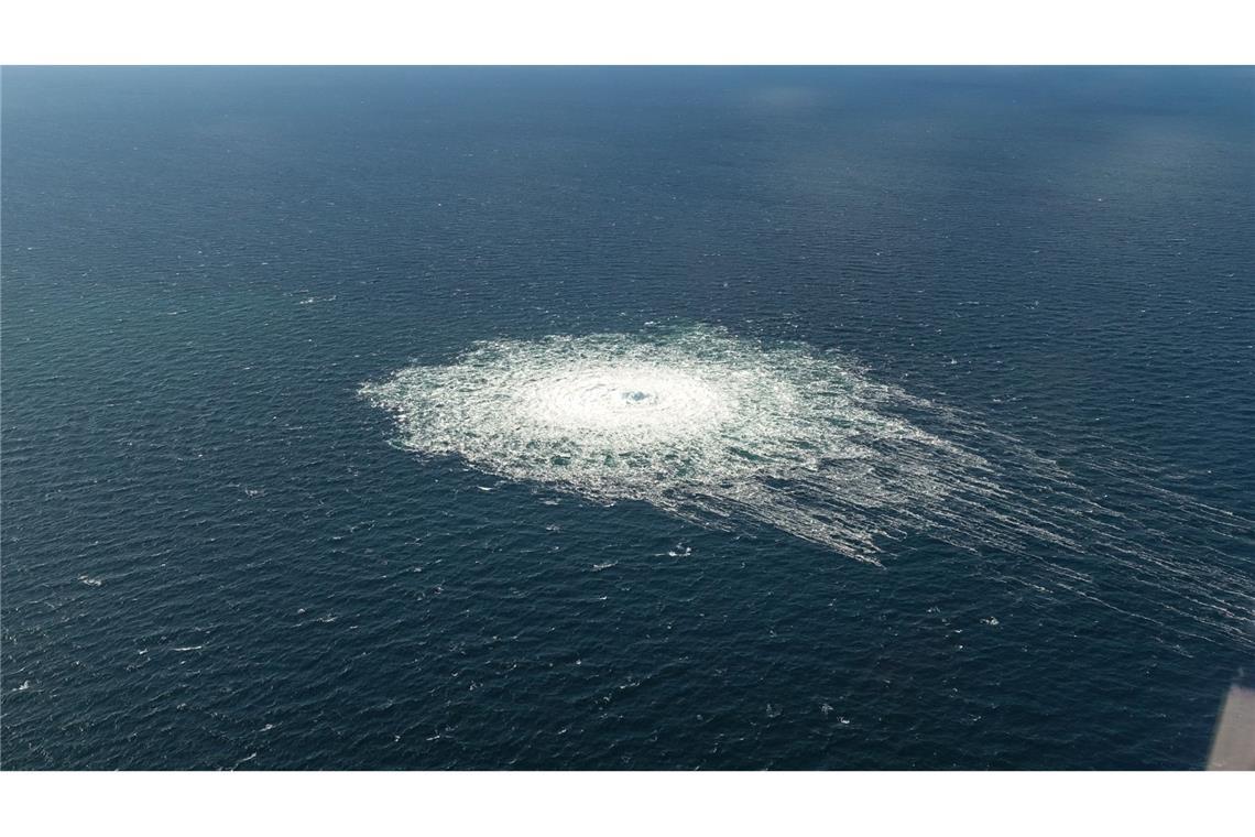 Das vom dänischen Verteidigungskommando zur Verfügung gestellte Foto zeigt das Nord-Stream-2-Gasleck in der Nähe von Bornholm.