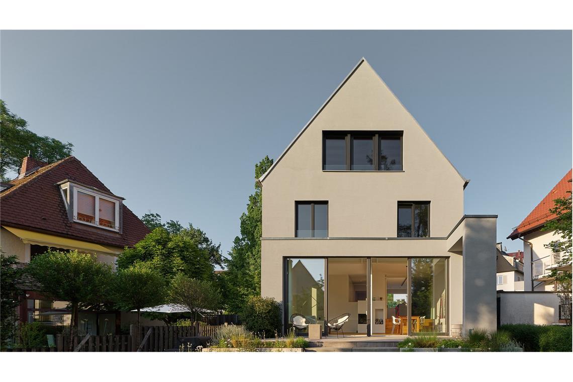 Das von Architekt Thilo Holzer umgebaute Wohnhaus in Stuttgart-Degerloch von der Rückseite gesehen. Balkons und eine Garage mussten für den direkten Zugang zum Garten weichen.