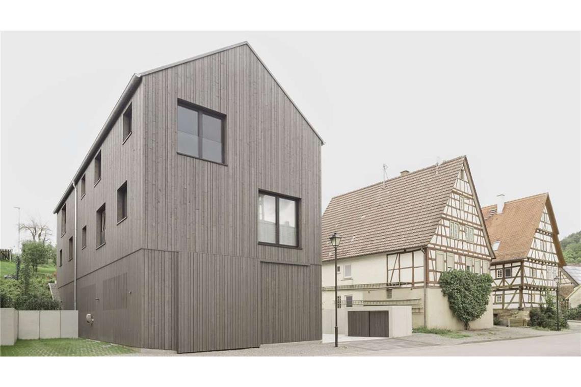 Das von den Stuttgarter LIMA Architekten geplante  Wohnhaus in Ammerbuch wird vom Bauherren vermietet, es verfügt über ökologisch vorbildliche Haustechnik, ist ans Nahwärmenetz (Bioenergiedorf Breitenholz) angeschlossen, das zu 65 Prozent mit Hackschnitzel und 35 Prozent aus Photovoltaik betrieben wird, also zu 100 Prozent aus regenerativer Energiequelle.