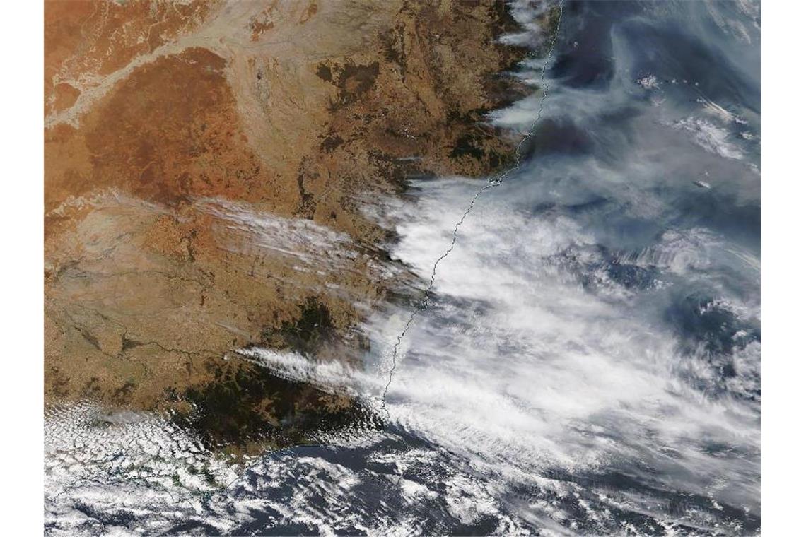 Flammender Appell aus Davos: Klimawandel als größtes Risiko Das von der NASA zur Verfügung gestellte Bild zeigt Rauchschwaden der Buschfeuer in New South Wales. Foto: --/NASA/dpa