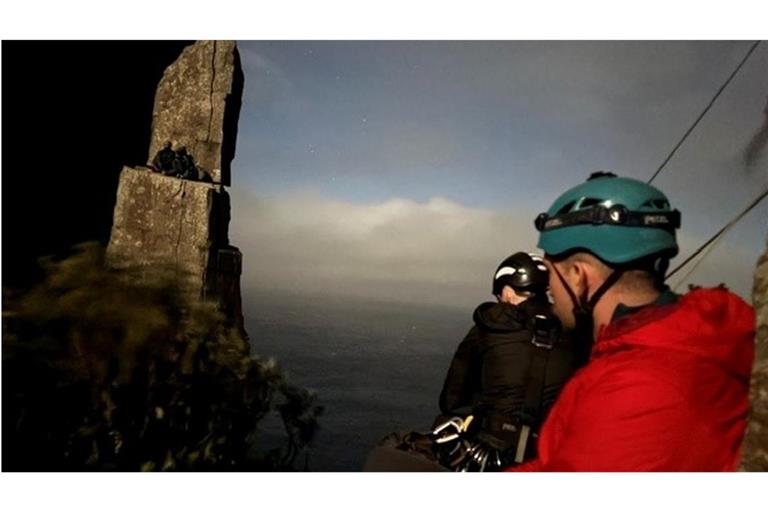 Das von der Polizei in Tasmanien zur Verfügung gestellte Foto zeigt Retter und zwei Kletterer, die auf dem Totem Pole festsitzen.