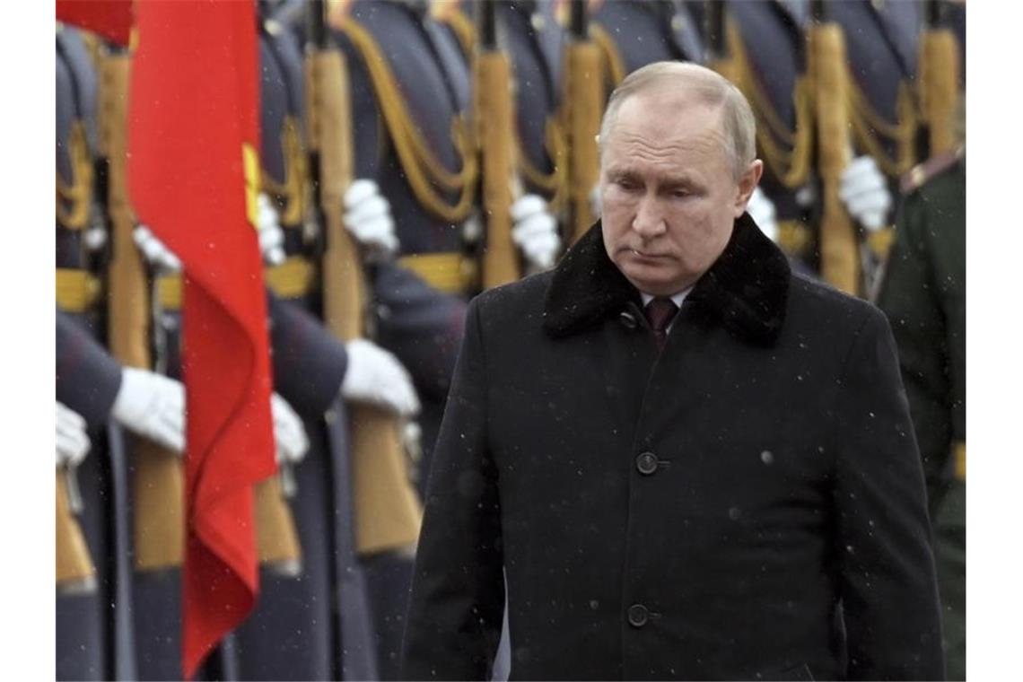 Wie sich der Konflikt zwischen Moskau und Kiew zuspitzte Das von der staatlichen russischen Nachrichtenagentur Sputnik veröffentlichte Bild zeigt Wladimir Putin bei einer Kranzniederlegung am Grab des Unbekannten Soldaten. Foto: Alexei Nikolsky/Pool Sputnik Kremlin/dpa