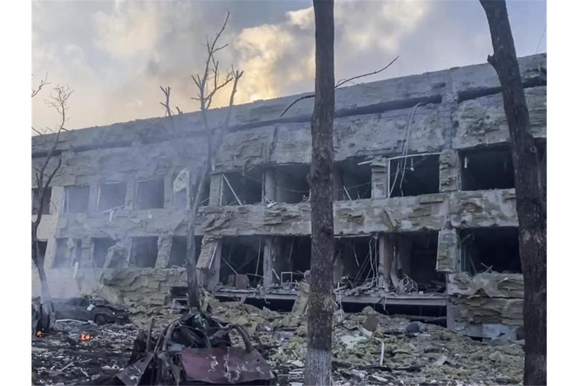 Städte unter Beschuss - Fluchtkorridore aus Sumy geplant Das von der Stadtverwaltung veröffentlichte Videostandbild zeigt schwere Schäden an dem Kinderkrankenhaus in Mariupol. Foto: Uncredited/Mariupol City Council/AP/dpa