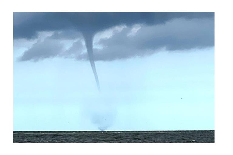 Das von einem Fischerboot aufgenommene Foto zeigt einen mutmaßlichen Tornado vor der Nordseeinsel Borkum.