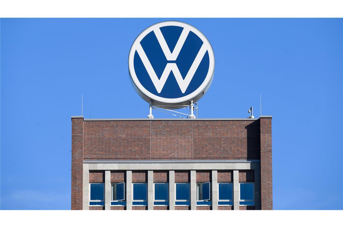 Das VW-Logo steht auf dem Markenhochhaus im Volkswagen Stammwerk. Der Konzern hat mit dem indischen Automobilhersteller Mahindra einen Vertrag geschlossen (Symbolfoto).
