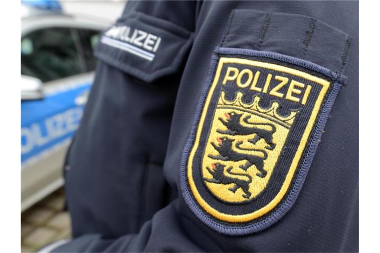Das Wappen der baden-württembergischen Polizei auf einer Uniform. Foto: Patrick Seeger/Archivbild