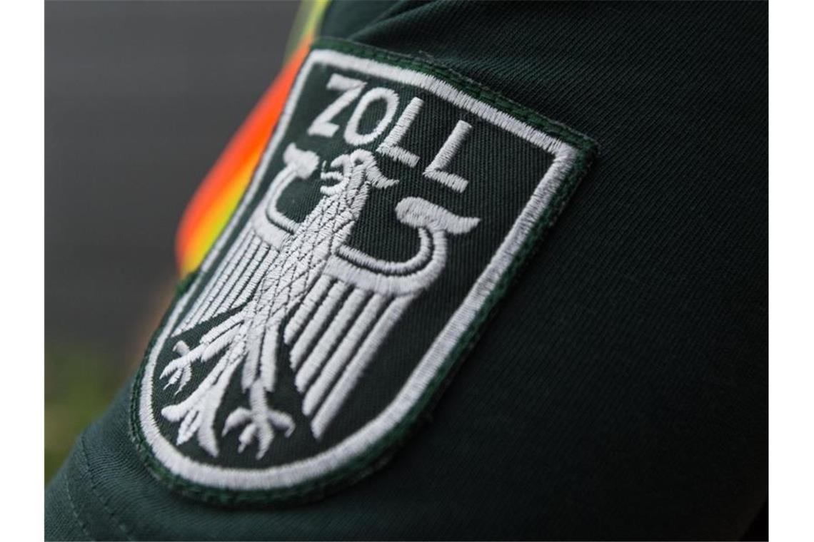 Fast zwei Kilo Chrystal Meth in Brotdosen für 147 000 Euro Das Wappen des Zolls ist am Ärmel eines Zollbeamten zu sehen. Foto: picture alliance / dpa/Symbolbild