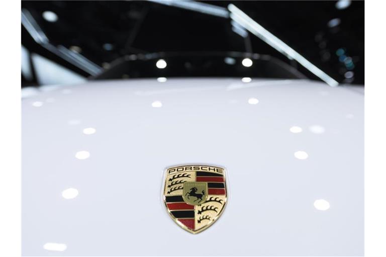 Das Wappen mit dem Logo von Porsche auf der Motorhaube eines Porsches. Foto: Silas Stein/dpa/Symbolbild