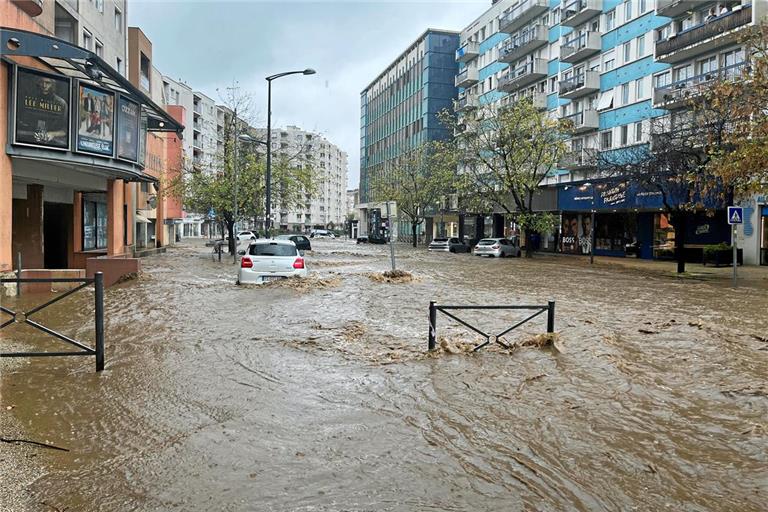 Das Wasser bahnt sich seinen Weg durch die Innenstadt von Annonay. Fotos: privat